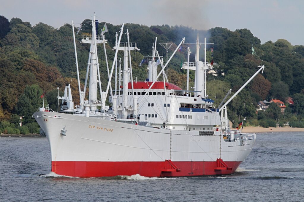 Das Schiff Cap San Diego fährt auf der Elbe